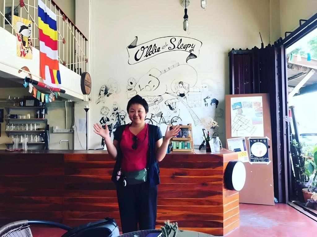 Oldie And Sleepy Hostel Udon Thani Bagian luar foto