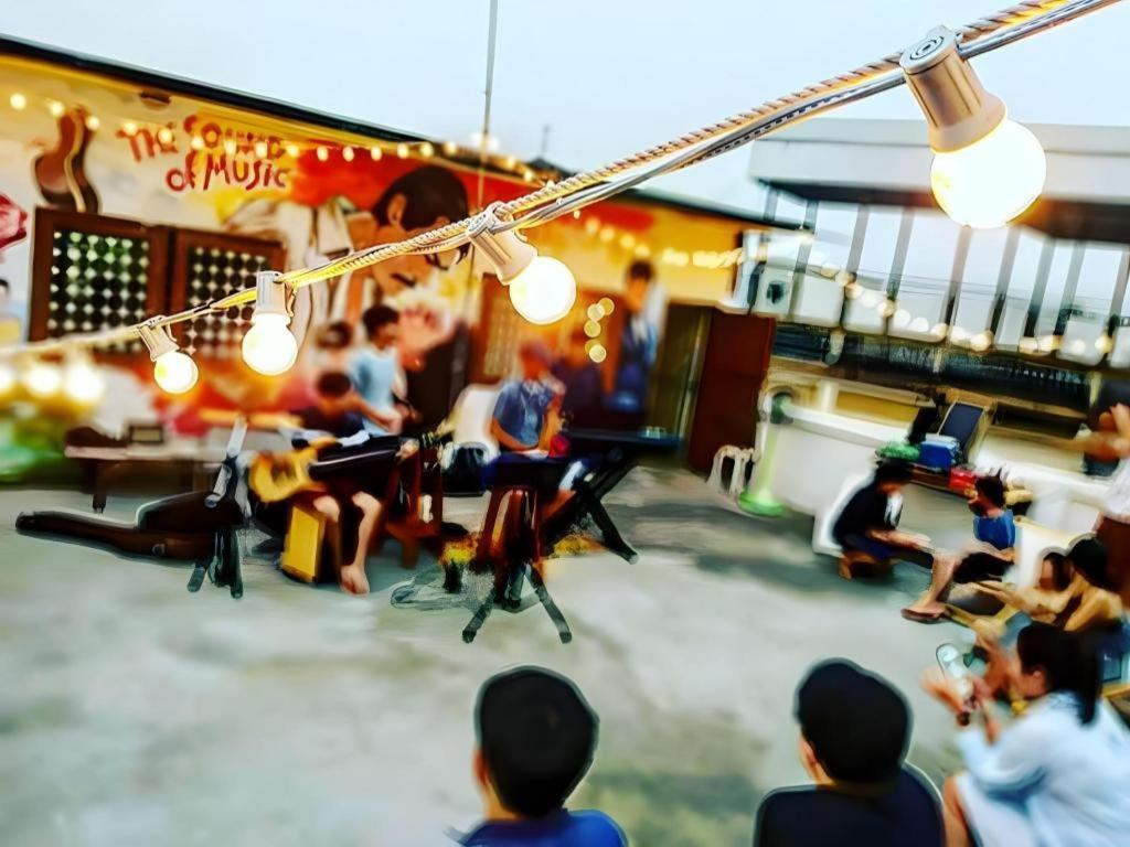 Oldie And Sleepy Hostel Udon Thani Bagian luar foto