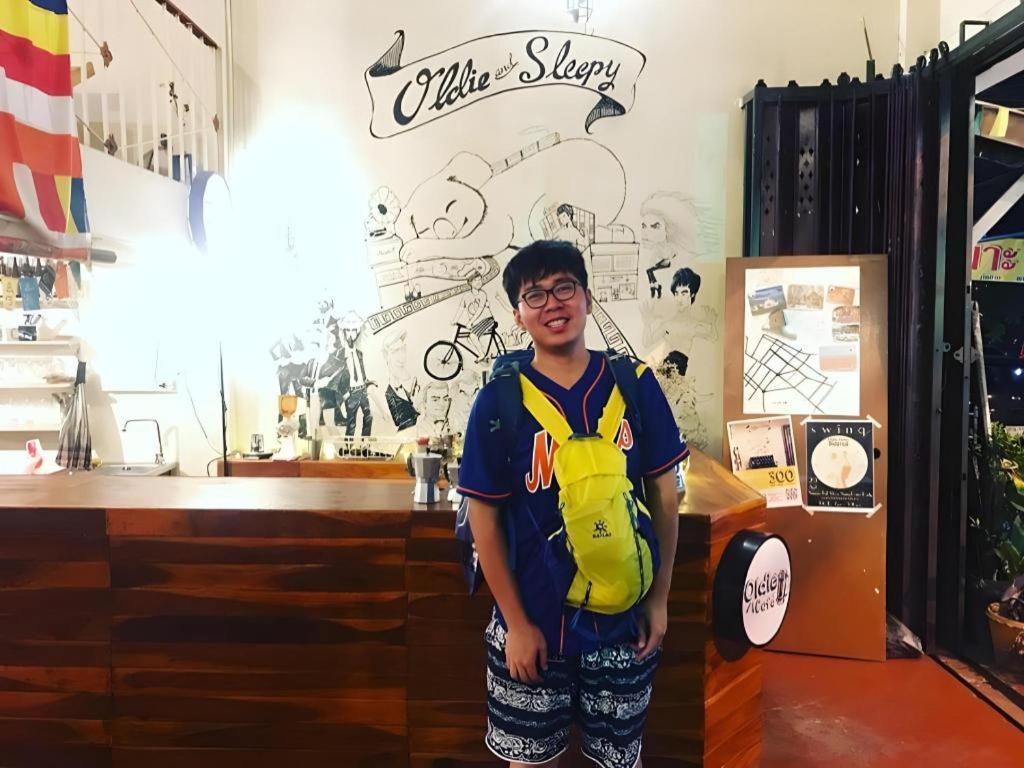 Oldie And Sleepy Hostel Udon Thani Bagian luar foto