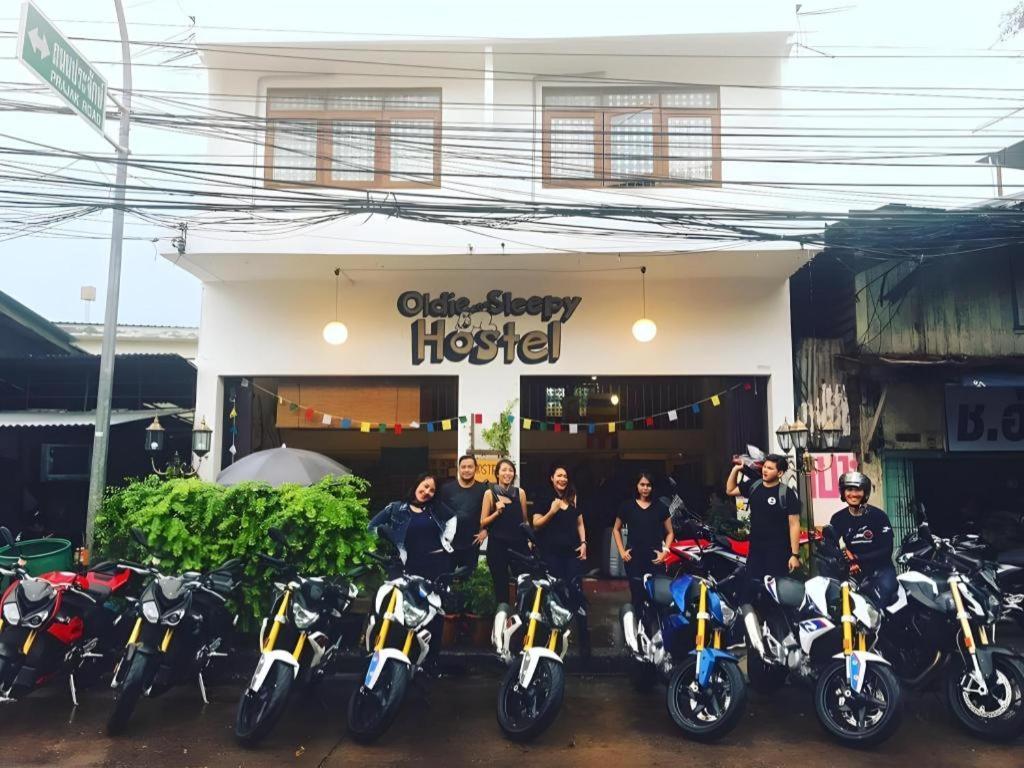 Oldie And Sleepy Hostel Udon Thani Bagian luar foto
