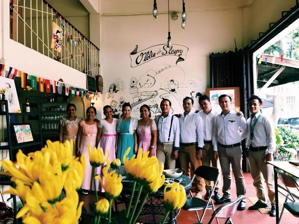 Oldie And Sleepy Hostel Udon Thani Bagian luar foto