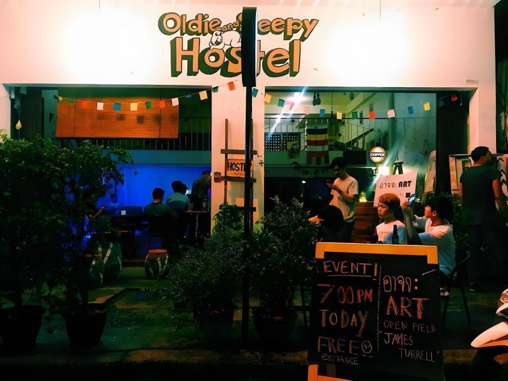 Oldie And Sleepy Hostel Udon Thani Bagian luar foto