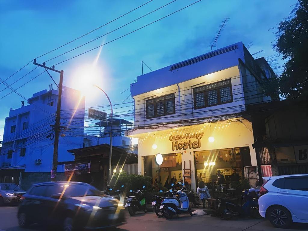 Oldie And Sleepy Hostel Udon Thani Bagian luar foto