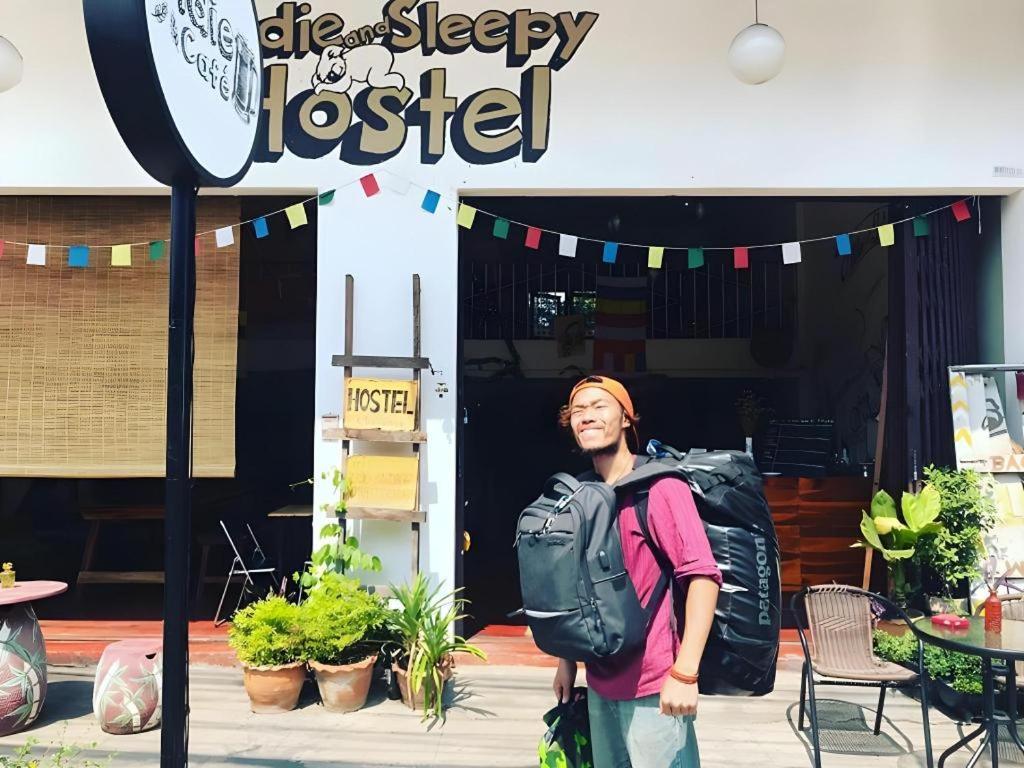 Oldie And Sleepy Hostel Udon Thani Bagian luar foto