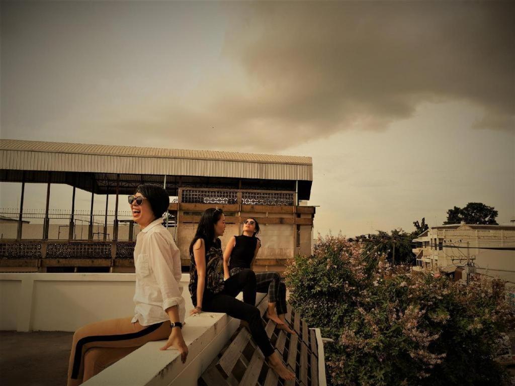 Oldie And Sleepy Hostel Udon Thani Bagian luar foto