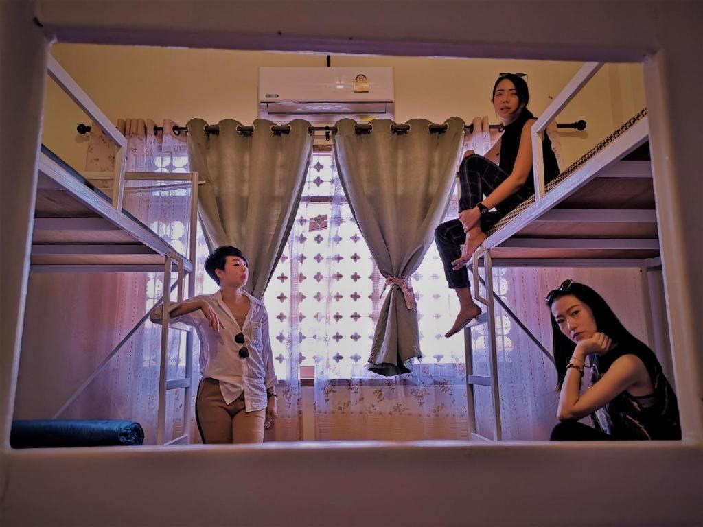 Oldie And Sleepy Hostel Udon Thani Bagian luar foto