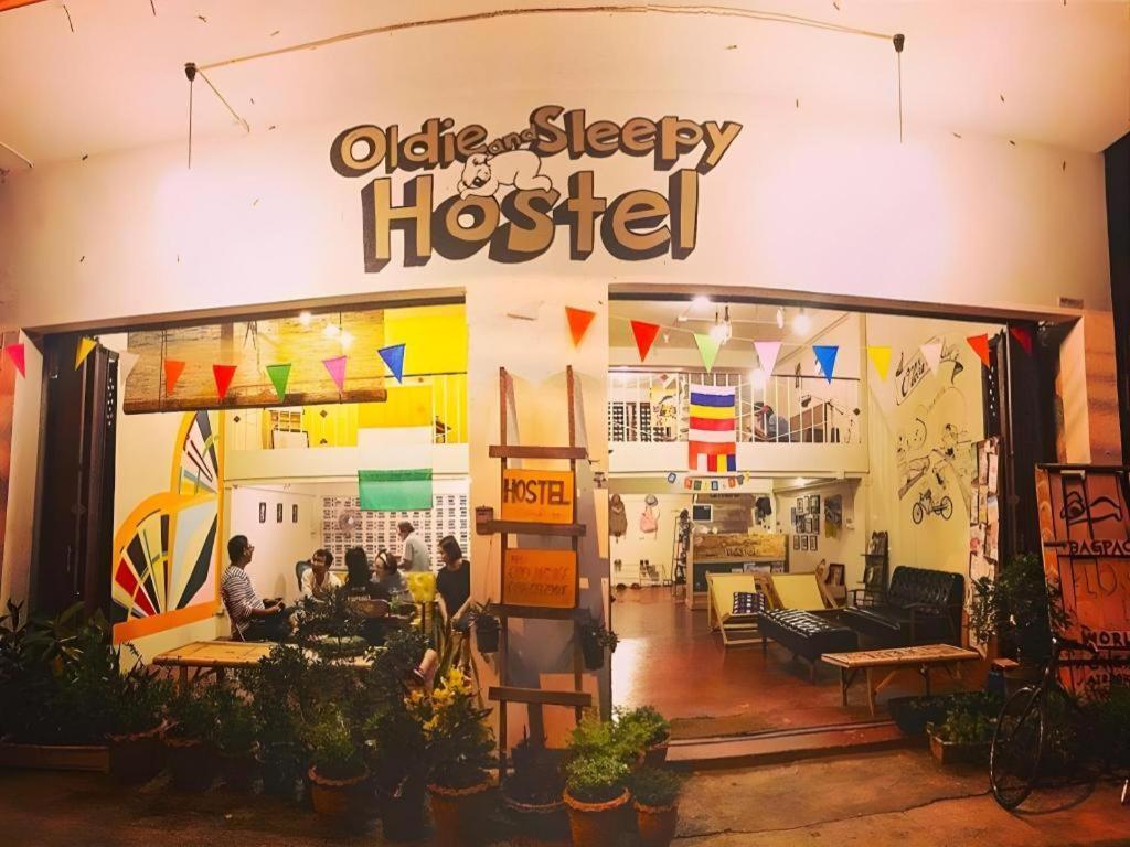 Oldie And Sleepy Hostel Udon Thani Bagian luar foto