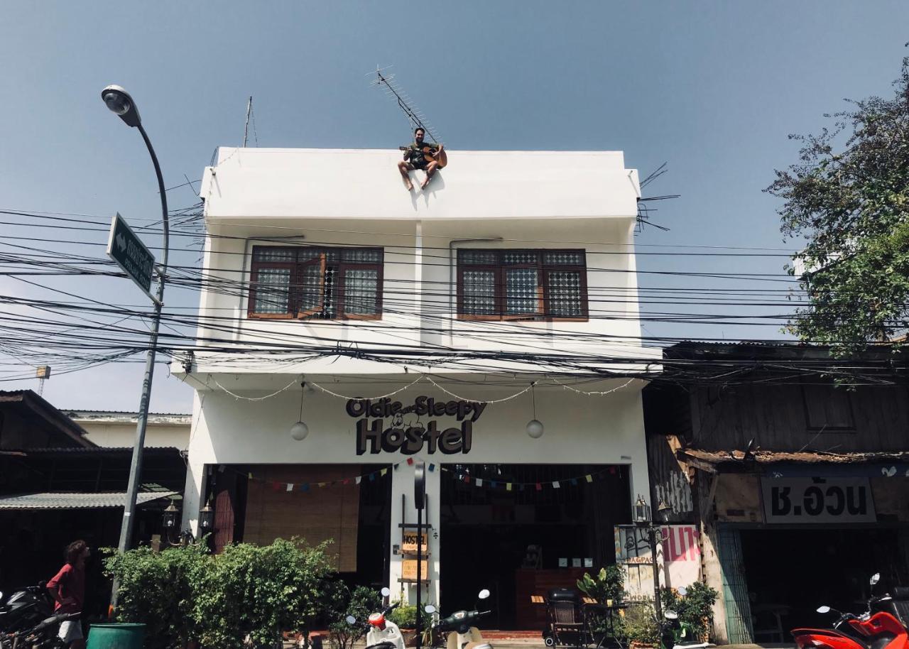 Oldie And Sleepy Hostel Udon Thani Bagian luar foto